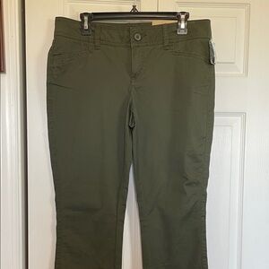 NWT Maurices 9/10 Regular Olive Army Green Trouser chinos pockets slight flare